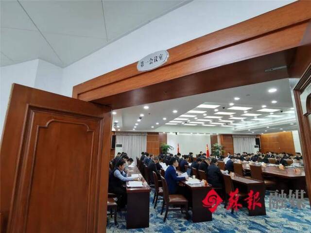 苏州市委常委会今天召开会议 全体人员摘下口罩参会