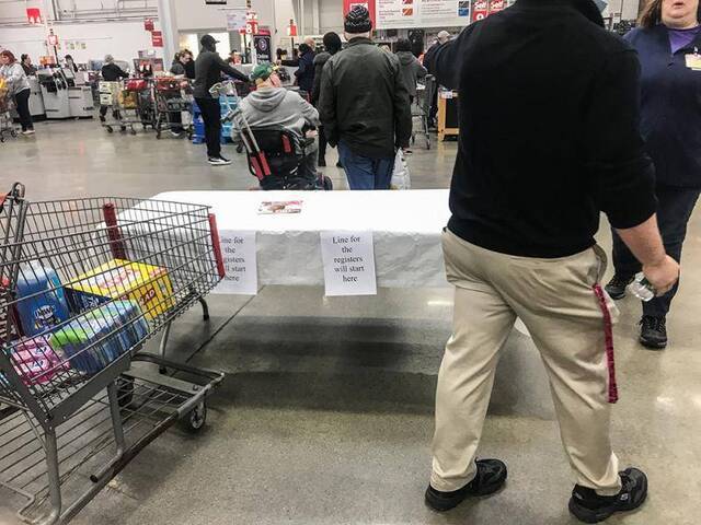 3月13日，美国新罕布什尔州纳舒厄的BJ超市（BJ‘s Wholesale Club），排队付钱的顾客。平时，这个会员制大型超市并没有如此多的顾客。（摄影：门爽）