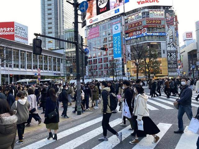 3月15日，日本东京涩谷站前被誉为“世界上人流量最大的十字交叉路口”，在日本政府的限制入境政策影响下，游客相较起之前减少了很多，但依旧人潮拥挤。戴口罩的日本人增多，也有“花粉季节“的原因，并非全部为了预防疫情。（摄影：何诺）