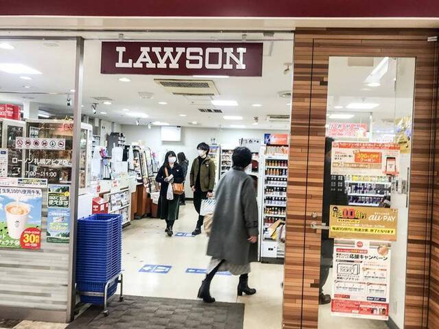 3月15日，日本北海道札幌车站地下的罗森便利店。这里平日几乎是札幌市人流通行量最大的地方，且每一个柜台都人满为患，但疫情期间客流量骤减。这一带可以说是全北海道最繁华的地方，不过依旧有人上街，也并没有紧张的氛围。（摄影：李若涵）