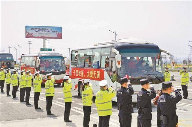 深圳首支驰援湖北医疗队队员踏上归程