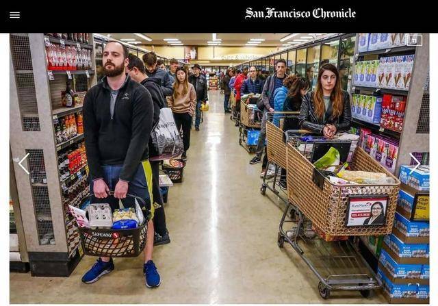 加州“封城”前，居民排队购物。图据旧金山纪事报