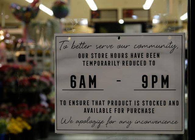 3月15日，在加州旧金山湾区，一家连锁超市贴出缩短营业时间加紧备货的通知。图据新华社