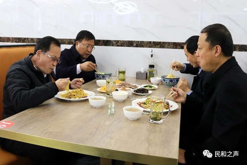 民和县委副书记、县长马维忠一行到当地一家牛肉面馆了解餐饮业恢复营业情况，自费吃牛肉面。图源：民和发布