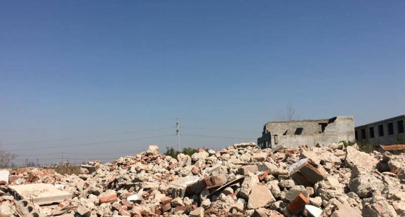 原本村民的房屋，现在只是一堆碎石。新京报讯侯雪琪摄