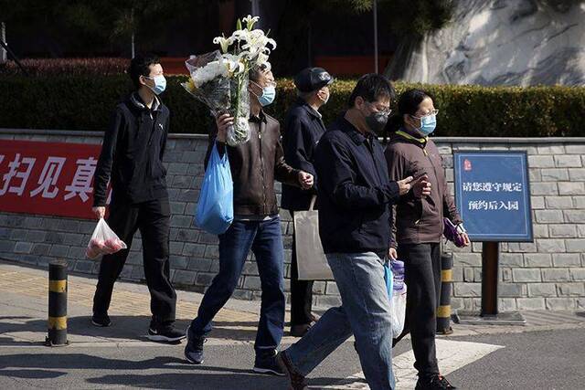 预约祭扫开放首日 北京1.6万余人现场扫墓｜组图