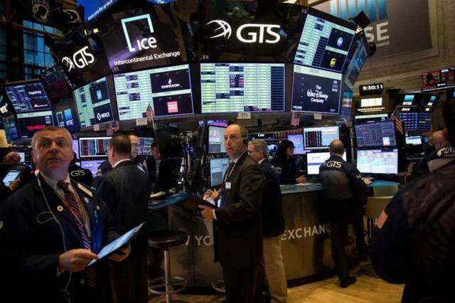 纽约股市3月16日开盘暴跌，年内第3次触发熔断机制，交易员在工作。图源新华社