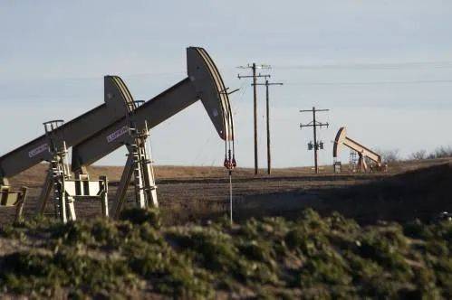 美国北达科他州的多个油井。图源新华社