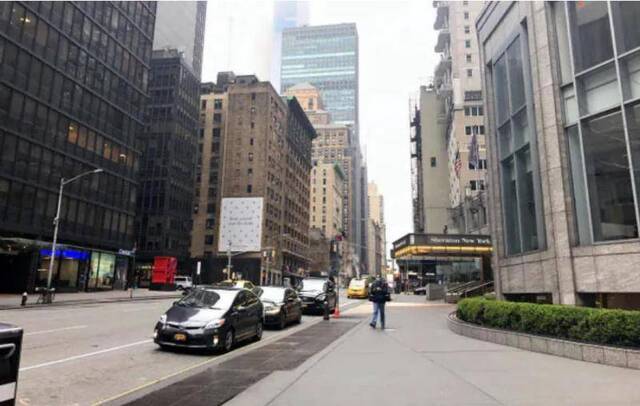 近日行人稀少的纽约曼哈顿金融街。图据《日经新闻》