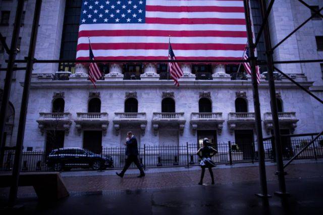 3月17日，一名行人从美国纽约证券交易所门口走过。