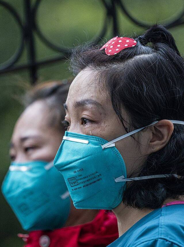 武汉91岁老兵出院 含泪向北京医疗队队员致军礼