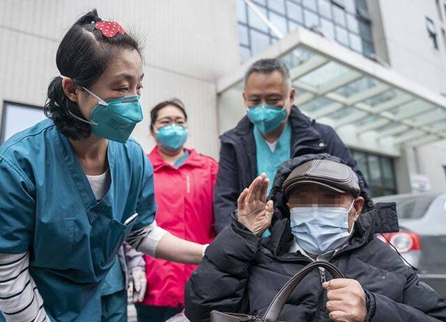 武汉91岁老兵出院 含泪向北京医疗队队员致军礼