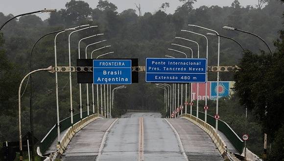  2020年3月18日，巴西伊瓜苏市，连接巴西和阿根廷两国边境的友谊桥。目前，巴西已关闭同阿根廷等多个邻国的边境。图片来源：视觉中国