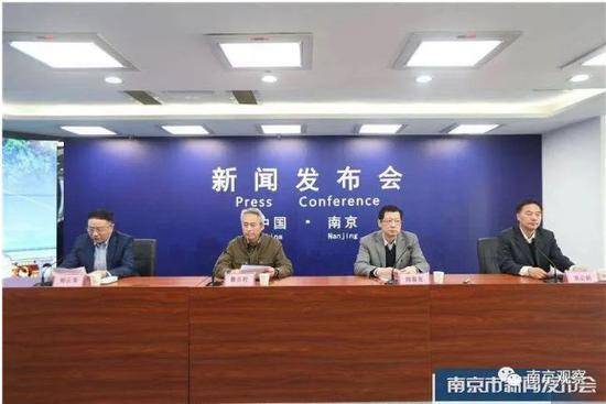 多地党政领导带头摘口罩开会，传递出强烈信号