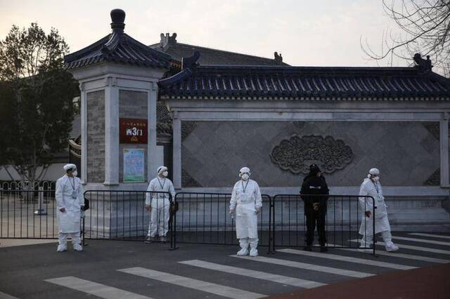 八宝山革命公墓入口处的工作人员“全副武装”。新京报记者郑新洽摄