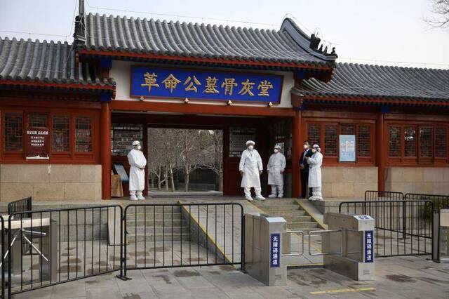 八宝山革命公墓骨灰堂出入口增设闸门。新京报记者郑新洽摄