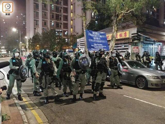 香港警方警告暴徒现场图图源：香港“东网”