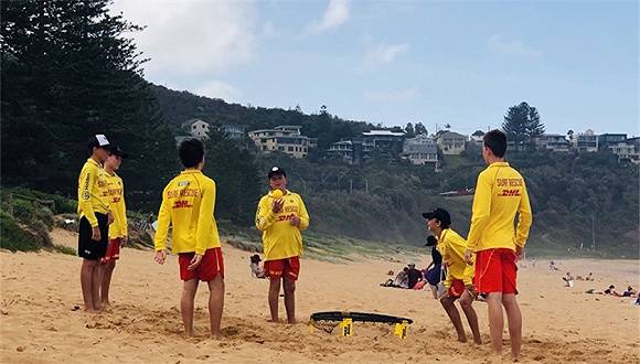 3月21日，悉尼北岸New Port海滩封闭前，青少年救生员在玩耍。拍摄：刘芳