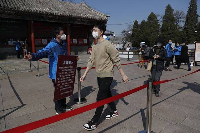 颐和园启动大客流红色预警暂缓入园 十分钟后再次开放