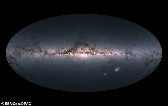 盖亚任务对我们的银河系及其邻近星系的全天空观测图示，包含了对近17亿颗恒星的测量结果。这张地图显示了该任务在2014年7月至2016年5月观测到的天空各部分恒星