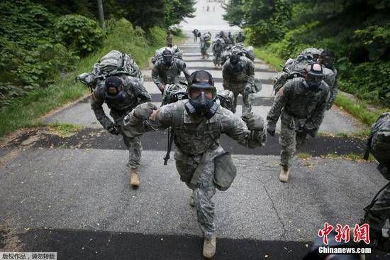 资料图：美军第23化学营的士兵头戴防毒面具，参加技能测试比赛。