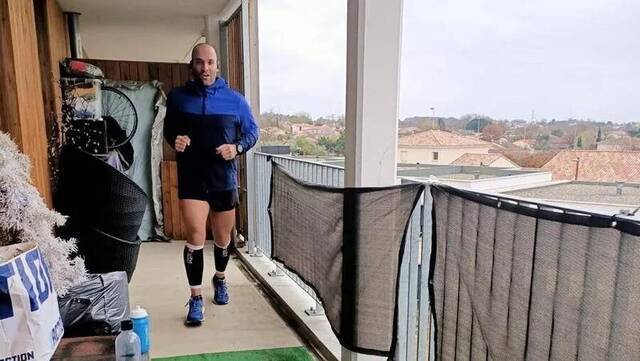 ↑法国男子在7米长阳台上跑完42公里马拉松。图据RTE新闻