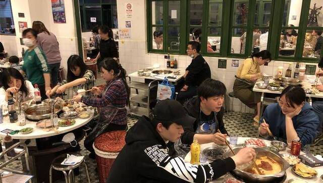 “电台巷火锅”夜雨排长队，红油锅热到午夜12点 探访魔都网红餐厅