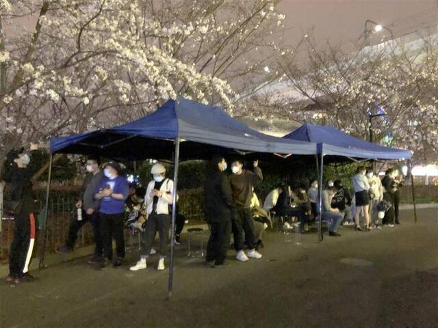 “电台巷火锅”夜雨排长队，红油锅热到午夜12点 探访魔都网红餐厅