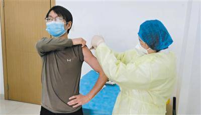 受试者陈凯被注射疫苗。受访者供图