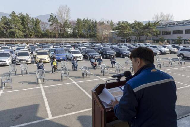 韩国一公司召开定期会议，500余人坐车里参加。（韩联社）