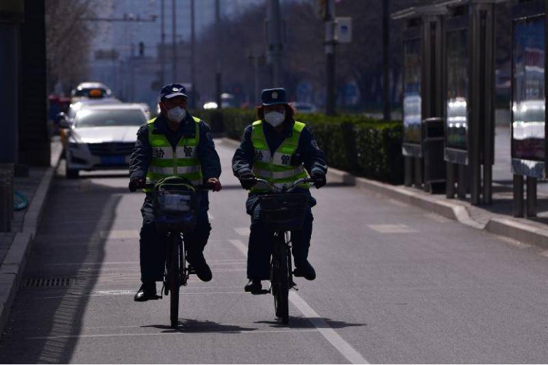 三月北京春暖花开 市民骑车踏青赏春色