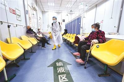 3月15日，在湖北省中医院花园山院区，工作人员在急诊输液区消毒。（新华社记者沈伯韩摄）