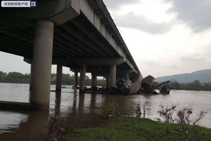 广西挖沙船撞到高架桥梁 导致该段高速公路全幅封闭