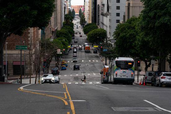3月20日，加州洛杉矶市中心的道路车流稀少。新华社发钱卫忠摄