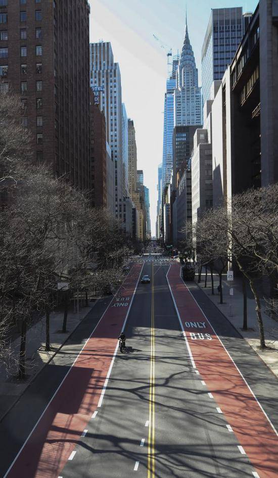 3月21日，在美国纽约，以往繁忙的街道上车辆寥寥。（新华社）