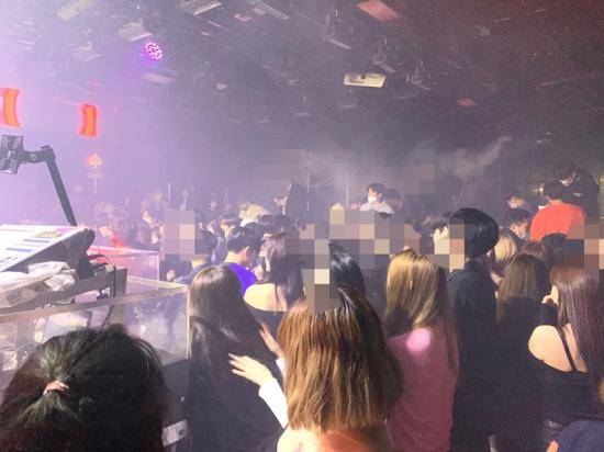 21日，首尔瑞草区一家夜店内，人员爆满。（Money Today网站）