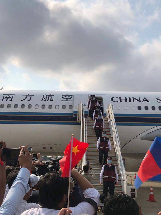 刚刚，中国向东盟国家派遣的第一支抗疫医疗队抵达柬埔寨