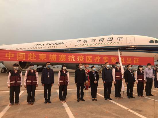 （出发前，专家组在广西南宁吴圩国际机场举行出征仪式。专家组供图）