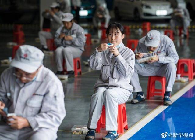 武汉东风乘用车公司员工保持两米距离吃午饭(图)