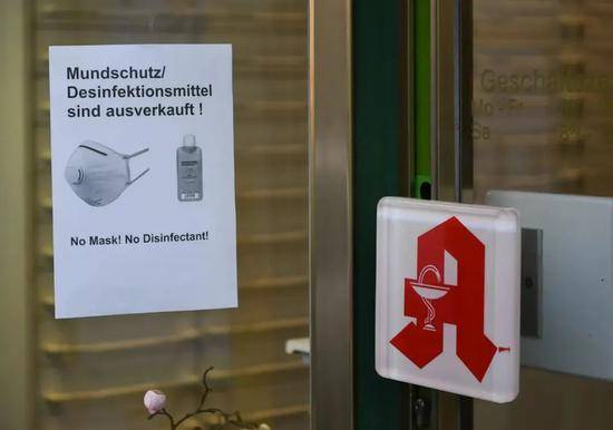 在德国法兰克福，一家药店门口贴出口罩和消毒用品售罄的告示