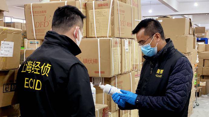 囤积40万枚口罩、60吨消毒液，以4至10倍价格出售，2男子被沪警方刑拘
