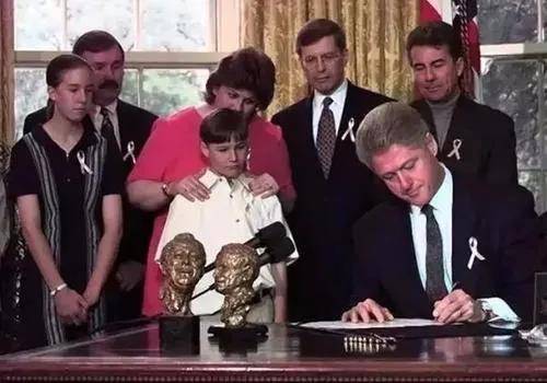 ▲美国前总统克林顿签署“梅根法案”。资料图。