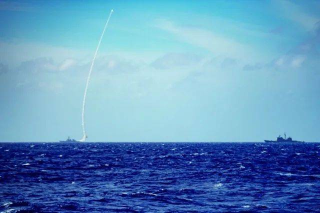 美国第七舰队在南海试射导弹？