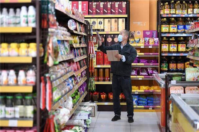  3月23日，武汉市青山区青山镇街船厂社区中百超市，居民在选购。工作人员介绍，超市内物资充足，放开后也没有出现抢购现象。