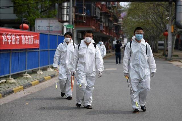  3月23日，武汉市青山区青山镇街石化社区，工作人员在小区里准备消杀作业。