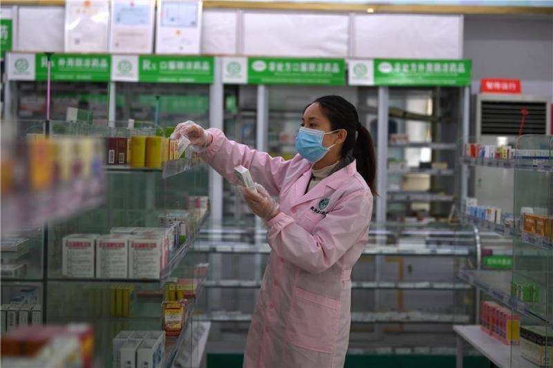  3月23日，武汉市青山区青山镇街石化社区药店，店员在整理药品。