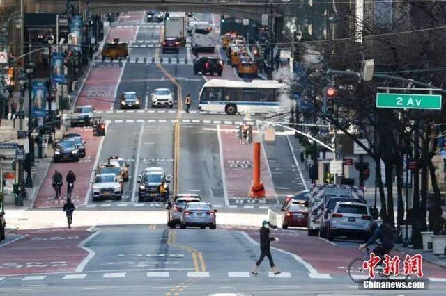 资料图：当地时间3月21日，美国纽约曼哈顿往日车水马龙的42街如今已冷冷清清。中新社记者廖攀摄