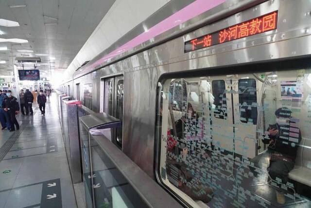 北京地铁昌平线八通线今起缩短高峰运行间隔，效果立竿见影！