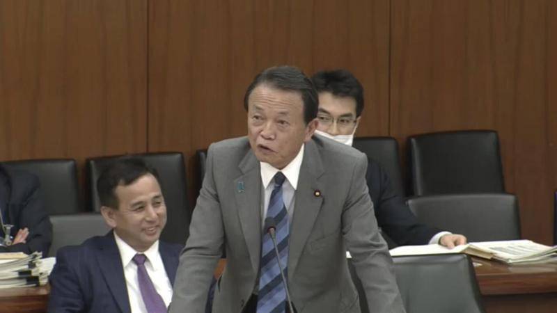 麻生身后的财务副大臣远山清彦笑了（图源：会议录播）