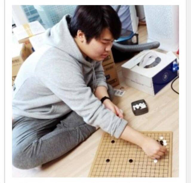 赵周斌下围棋的照片，SBS新闻截图